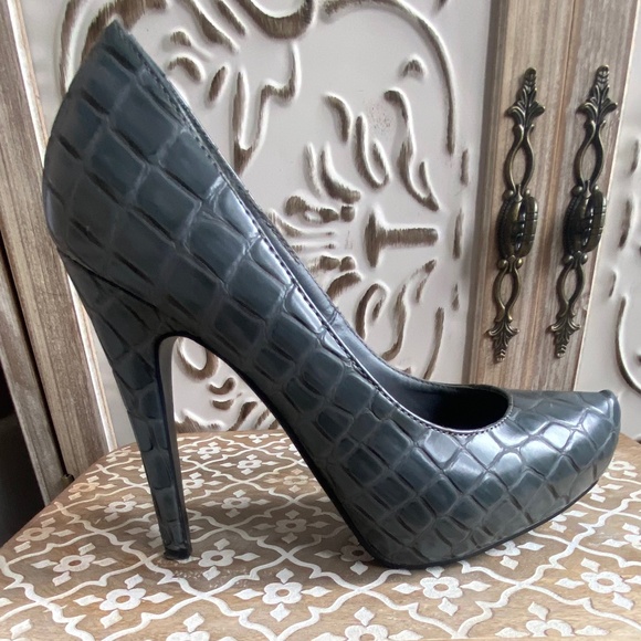 GUC Grey Faux Croc Pumps, Size 8 - Picture 1 of 11